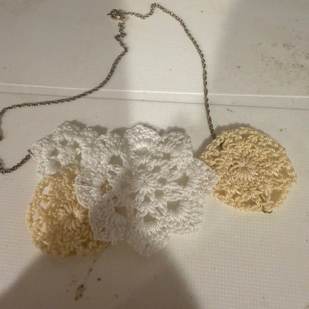 Unbranded Crochet Floral Necklace Womens‎ OS White Cream Excellent Boho Lace
